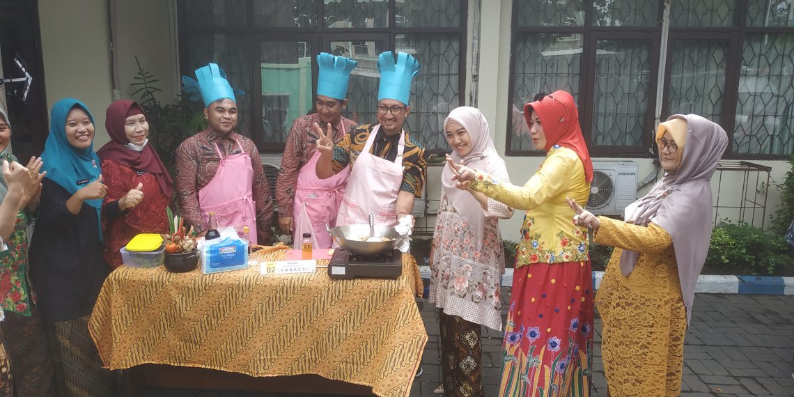 Peringati Hari Ibu, Ning Sasha Buka Lomba Masak Nasi Goreng Lingkungan Dinkes Sidoarjo