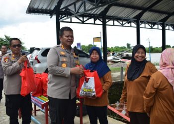 Amankan Libur Tahun Baru, Polisi Sidoarjo Bagikan Bansos ke Tempat Wisata