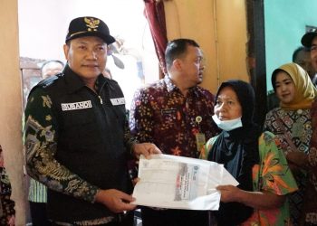 Wabup Subandi Serahkan Bansos Warga Tidak Mampu Plus Rekam KTP
