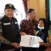 Wabup Subandi Serahkan Bansos Warga Tidak Mampu Plus Rekam KTP