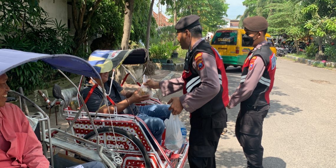 Sambil Patroli, Samapta Sidoarjo Serap Aspirasi Warga dan Berbagi