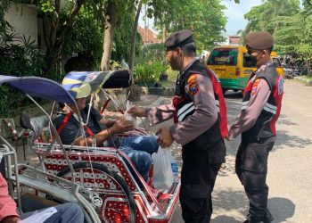 Sambil Patroli, Samapta Sidoarjo Serap Aspirasi Warga dan Berbagi