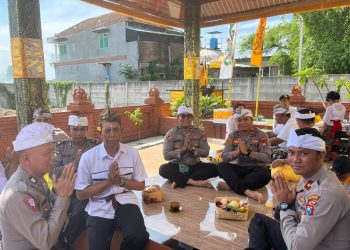 Ibadah Hari Raya Galungan di Pura Kertha Bumi Bhayangkara