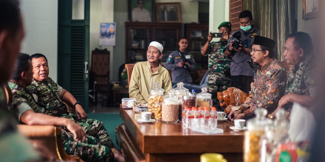 Pangdam V Brawijaya Sowan ke KH Agoes Ali Masyhuri dan Ziarah Makam Auliya Sono