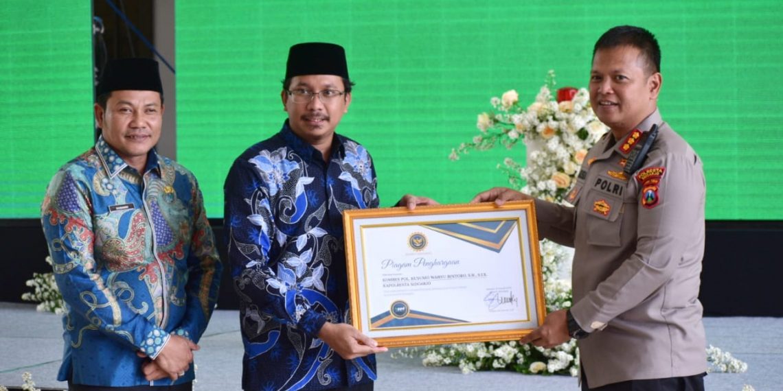 Kapolresta Kombes Pol Kusumo Wahyu Bintoro Terima Penghargaan Optimalisasi Pajak Daerah Sidoarjo