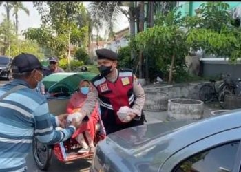 Samapta Polresta Sidoarjo Konsisten Berbagi Sambil Patroli