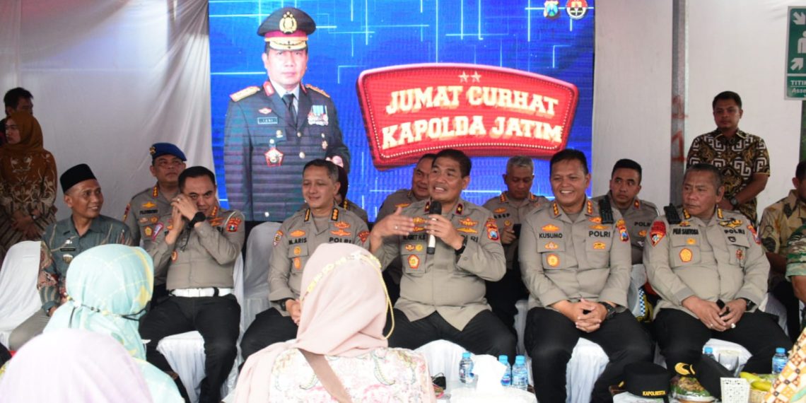 Polda Jatim Gelar Jumat Curhat di Pasar Sepanjang, Suguhkan Beragam Layanan Polri