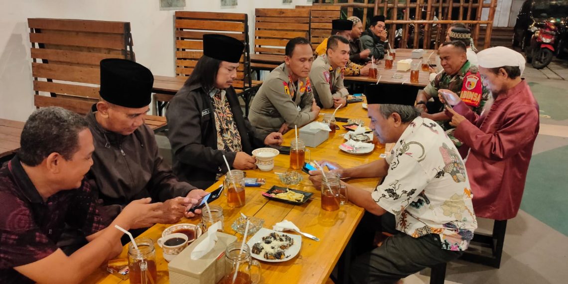 Kapolsek AKP Hafid Ngopi Bareng untuk Wonoayu Adem Ayem