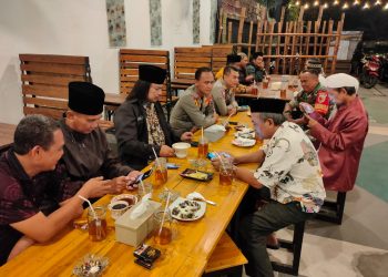 Kapolsek AKP Hafid Ngopi Bareng untuk Wonoayu Adem Ayem