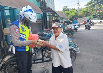 Indahnya Berbagi dari Anggota Satlantas Polresta Sidoarjo