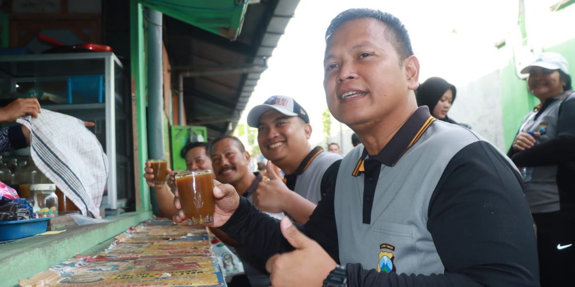 Blusukan Pasar Sukodono, Kapolresta Sidoarjo Minum Jamu Tradisional