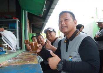 Blusukan Pasar Sukodono, Kapolresta Sidoarjo Minum Jamu Tradisional