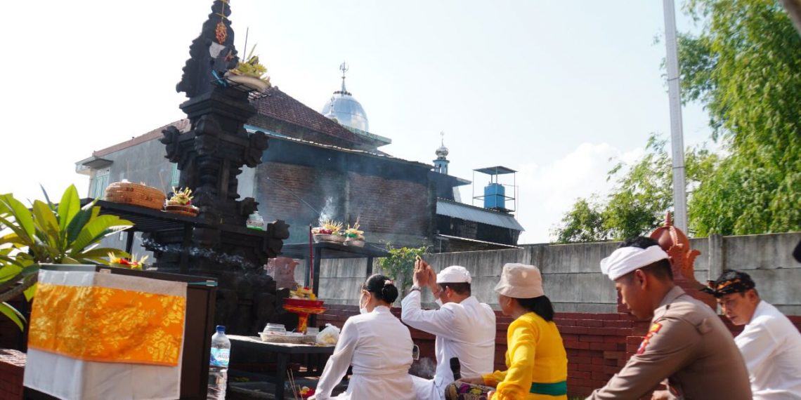 Ibadah Umat Hindu di Pura Kertha Bumi Bhayangkara