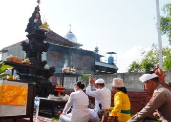 Ibadah Umat Hindu di Pura Kertha Bumi Bhayangkara