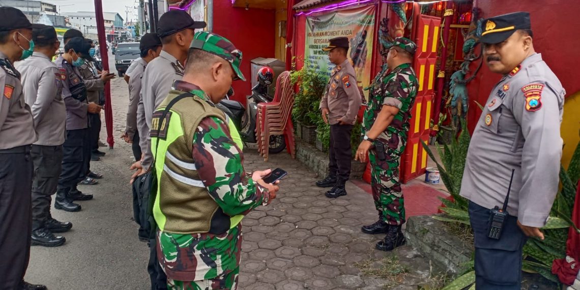 TNI dan Polri Kompak Amankan Imlek di Klenteng Teng Swie Bio