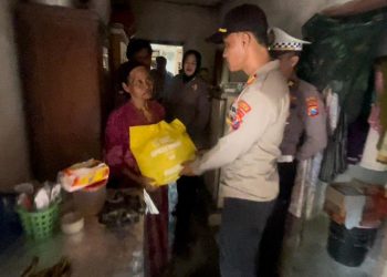 Kapolsek Wonoayu Ajak Anggota Patroli Sambil Berbagi