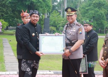Kapolresta Sidoarjo Terima Penghargaan di Hari Jadi Kabupaten Sidoarjo Ke-164