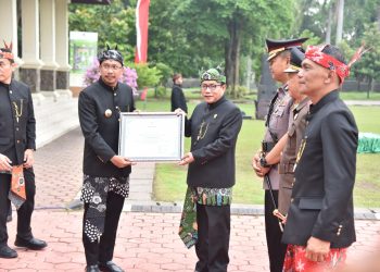 Harjasda ke-164, Bupati Gus Muhdlor Berikan Penghargaan ke Forkopimda