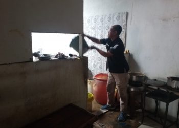 Anggota Polresta Sidoarjo Bantu Tangani Kebakaran Warung