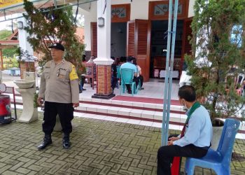 Anggota Polsek Krembung, Menjaga Kenyamanan Ibadah di Tengah Keberagaman