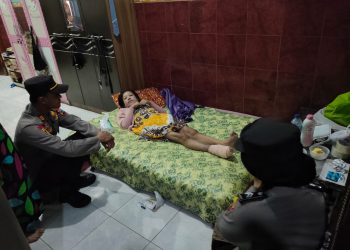 Kepedulian Kapolsek Wonoayu Besuk Warga Sakit