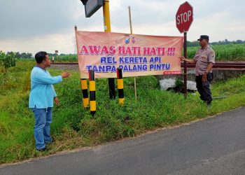 Libur Akhir Pekan, Polisi Pasang Himbauan di Perlintasan Kereta Api