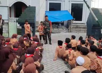 Ratusan Anak Didik MI Sunan Giri Grebek Markas Koramil 0830/02 Semampir