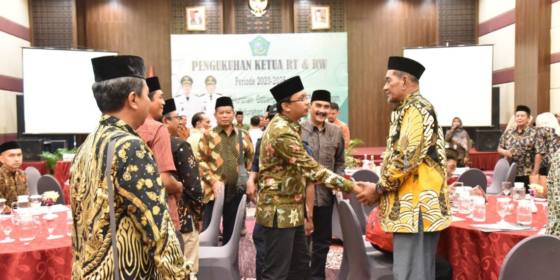 127 Ketua RT RW Dikukuhkan Bupati Gus Muhdlor