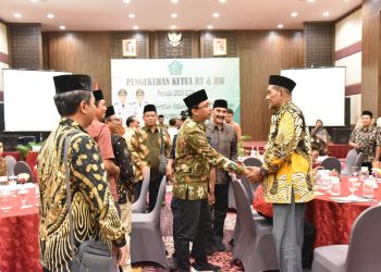 127 Ketua RT RW Dikukuhkan Bupati Gus Muhdlor