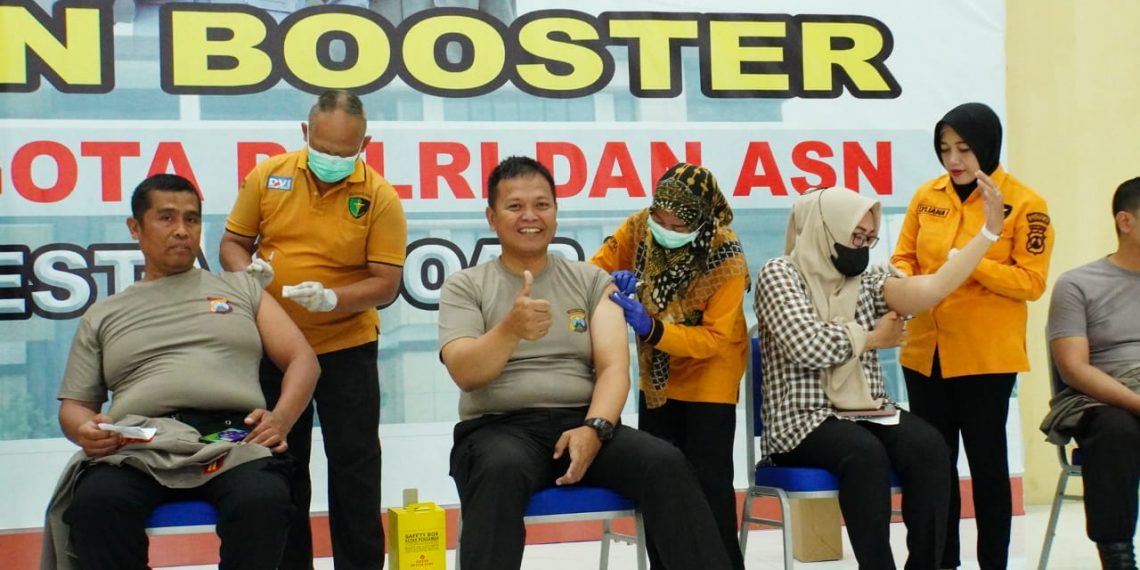 Kapolresta Sidoarjo Tinjau Vaksinasi Booster Kedua bagi Anggota