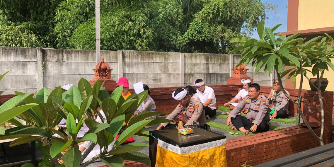 Ibadah Suci Purnama di Pura Kertha Bumi Bhayangkara