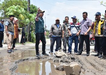 Bupati Gus Muhdlor Betonisasi Jalan Berlubang Tarik-Mlirip