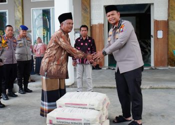 Polisi Gerebek Masjid Baitussalam, Berikan Bantuan Semen dan Pasir