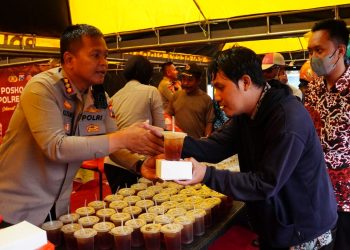 Polresta Sidoarjo Bagi Takjil Gratis di Pos TPI