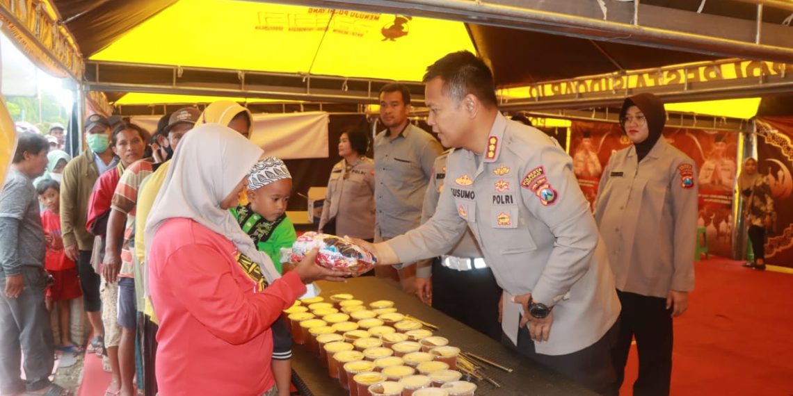 Kapolresta Sidoarjo Bagikan Takjil di Posko Ramadhan