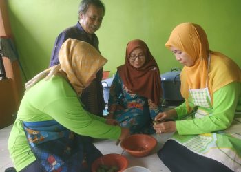Tingkatkan Kualitas Produk, Tim Abdimas Fakultas Sainstek Umsida Uji Lab Minuman Beliloh UMKM PKK Pekarungan Sidoarjo