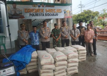 Bantu Semen dan Pasir, Polresta Sidoarjo Peduli Renovasi Masjid