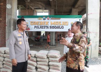 Serahkan Semen dan Pasir, Polresta Sidoarjo Bantu Pembangunan Masjid Desa Keret Krembung