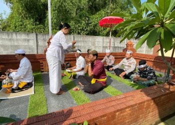 Ibadah Purnama Sasih Kedasa di Pura Kertha Bumi Bhayangkara