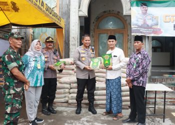 Kapolresta Sidoarjo Serahkan Bantuan Material Bangunan dan Wakaf Alquran