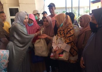 Hj Mimik Idayana Bagikan 200 Paket Sembako ke Warga Candi