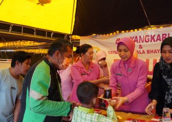 Bhayangkari dan YKB Sidoarjo Bagikan Takjil ke Masyarakat