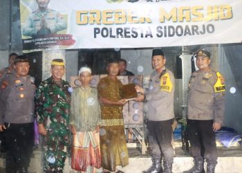 Meski Hujan, Kapolresta Sidoarjo Serahkan Bantuan ke Mushola Darussalam