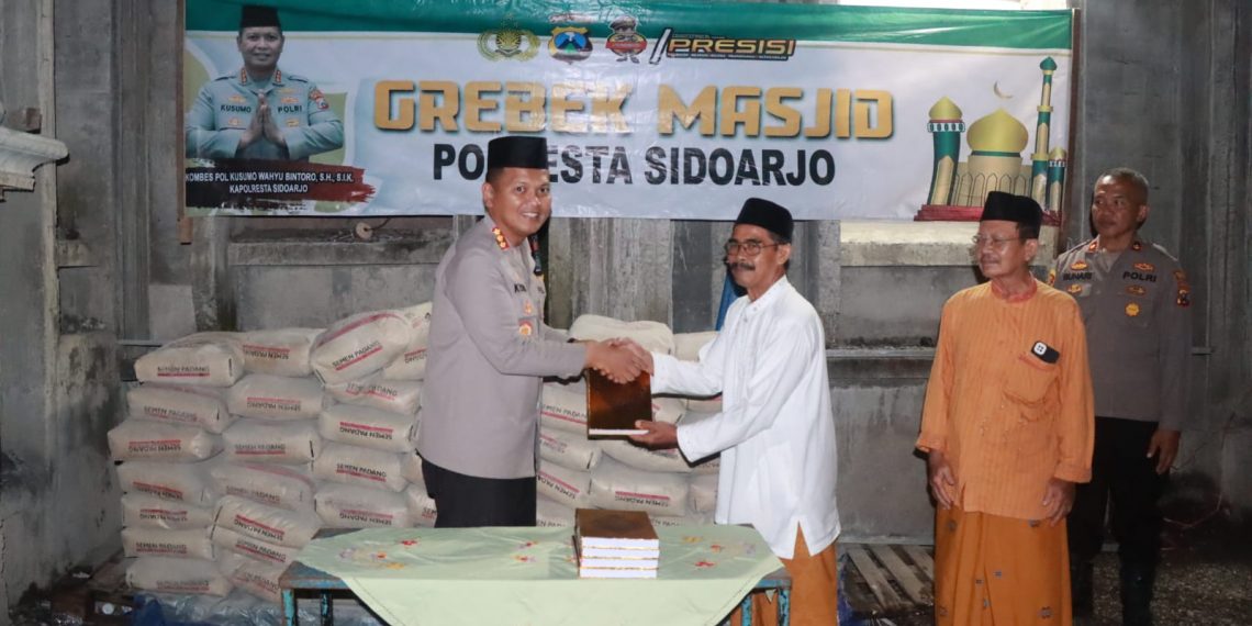 Kapolresta Sidoarjo Bantu Material Masjid dan Baksos Warga Waru