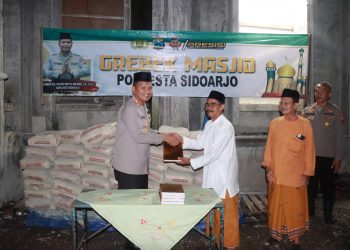 Kapolresta Sidoarjo Bantu Material Masjid dan Baksos Warga Waru