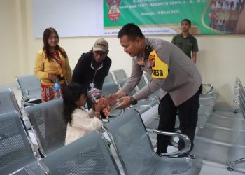 Kapolresta Sidoarjo Serahkan Bingkisan Lebaran di Jenguk Tahanan
