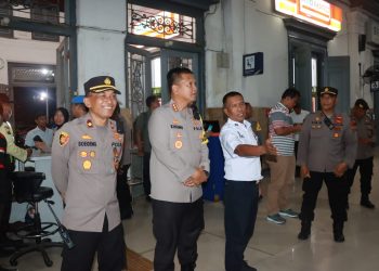Kapolresta Sidoarjo Pantau Arus Balik Mudik Stasiun Kereta Api