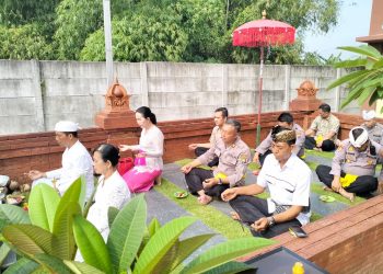 Ibadah Tumpek Wayang di Pura Kertha Bumi Bhayangkara