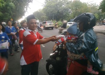 FKUB Sidoarjo Bagikan Ribuan Takjil ke Pengguna Jalan