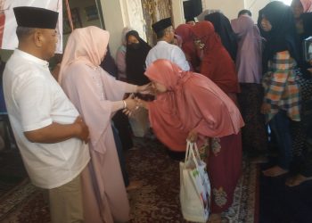 Jelang Lebaran, Pasutri Anggota Dewan Bagikan 12 Ribu Paket Sembako ke Warga Surabaya dan Sidoarjo